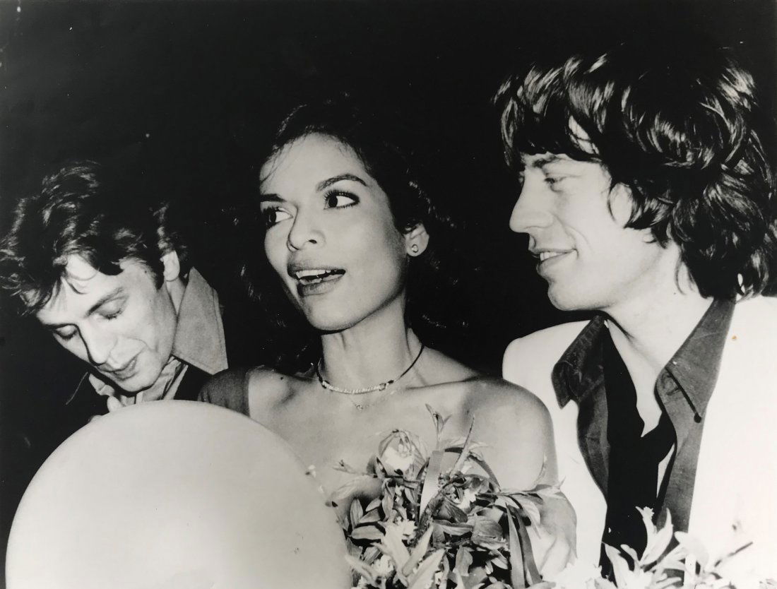 Rose HARTMAN (Née en 1937) VINTAGE : MIKHAÏL: Rose HARTMAN (Née en 1937) VINTAGE : MIKHAÏL BARYSHNIKOV, MICK & BIANCA JAGGER. Bianca Jagger's Birthday party, Studio 54. 1977 Tirage argentique vintage, signé en bas à droite. Justifié Epreuve