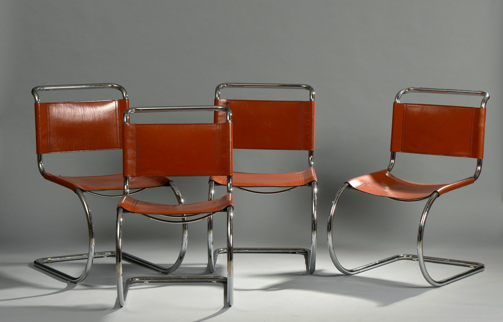 MIES VAN DER ROHE Ludwig (1886-1969), D’APRES: MIES VAN DER ROHE Ludwig (1886-1969), D’APRES Lot de 4 chaises, structure composée d'un tube d'acier sans soudure finition chrome avec une assise en croupon de cuir marron.(En l'état).