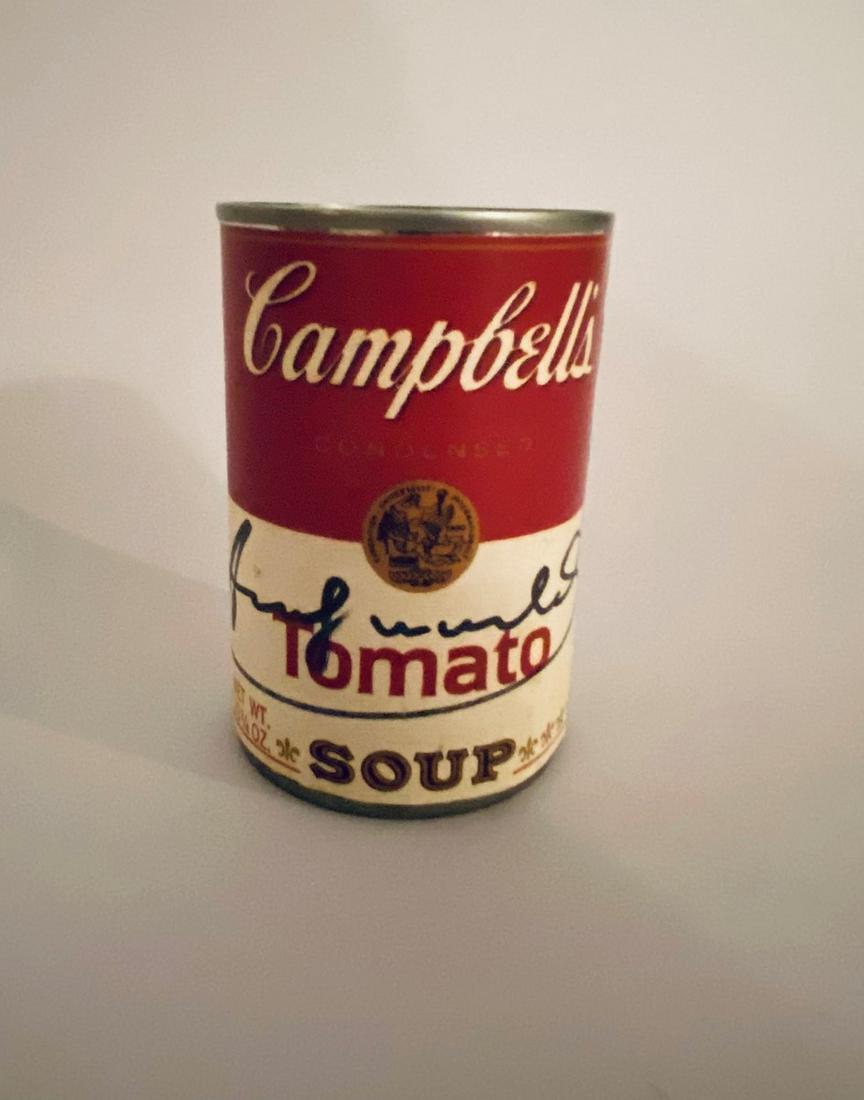 Andy WARHOL (1928-1987): Campbell’s Tomato Soup. Boite de conserve métallique. Signé au feutre sur l’étiquette. Cachet de la signature dessous et sur une étiquette à l’intérieur