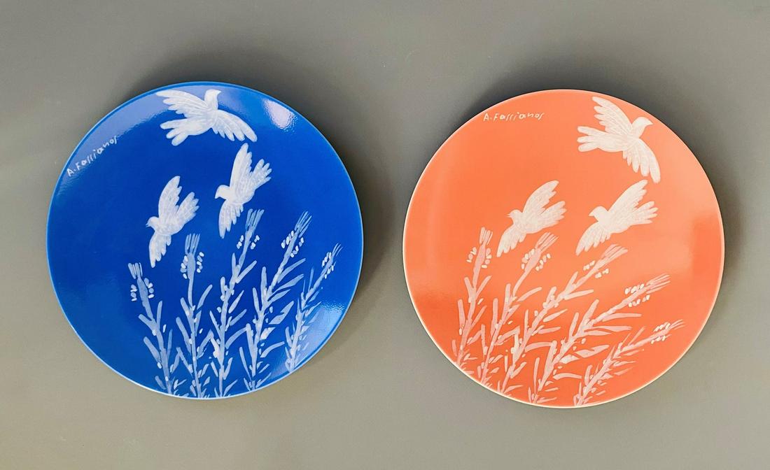 Alexandre FASSIANOS (Né en 1935), école grecque: Alexandre FASSIANOS (Né en 1935), école grecque Sans titreDeux assiettes en porcelaine vernissée bleu et rose. Pièce éditée par la maison Bernardaud, Limoges. Signée