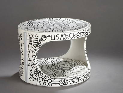 Keith HARING (1958-1990), Attributed to, Etats-Unis.: Keith HARING (1958-1990), Attribué à . Tabouret Pop Shop - 1985 Marqueur noir sur tabouret en plastique Signé et situé sur un des côtés K. Haring, NYC, daté et titré sur la base