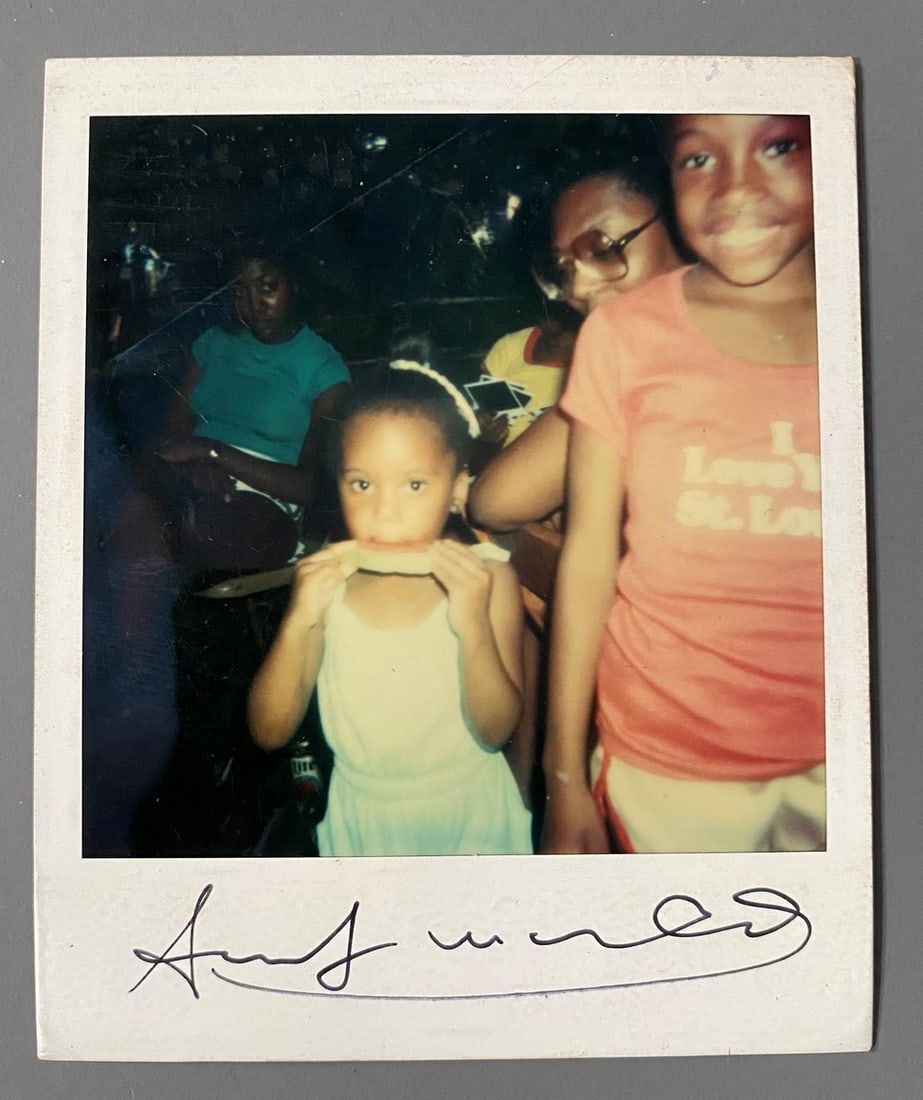 Andy WARHOL (1928-1987), Attribué à: Andy WARHOL (1928-1987), Attribué à Family portrait. Polaroïd. Signé « Andy Warhol » au feutre sur le devant. Porte au dos le cachet « Andy Warhol Collection ».