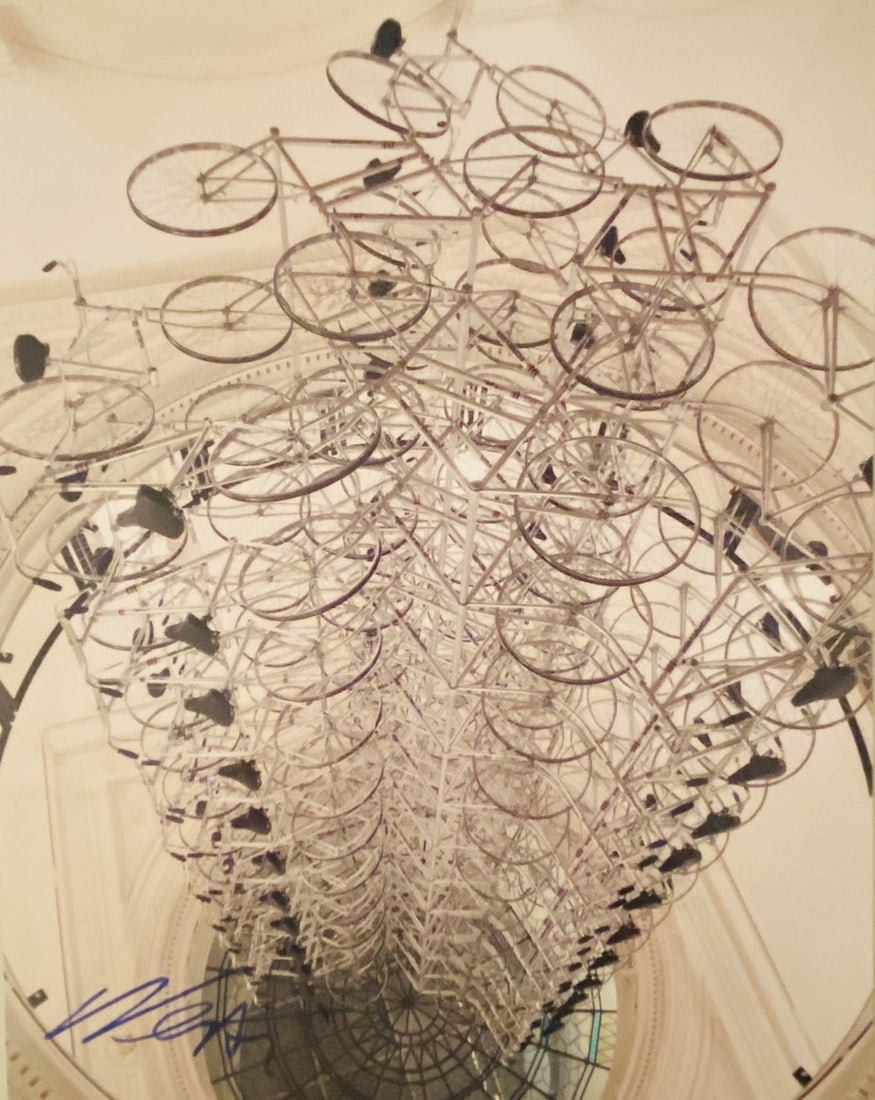 Ai WEIWEI (Né en 1957): Ai WEIWEI (Né en 1957) Sans titre Photographie en couleur. Signée au feutre bleu en bas à gauche par l’artiste. Accompagné d’un portait de l’artiste (15 x 10 cm).