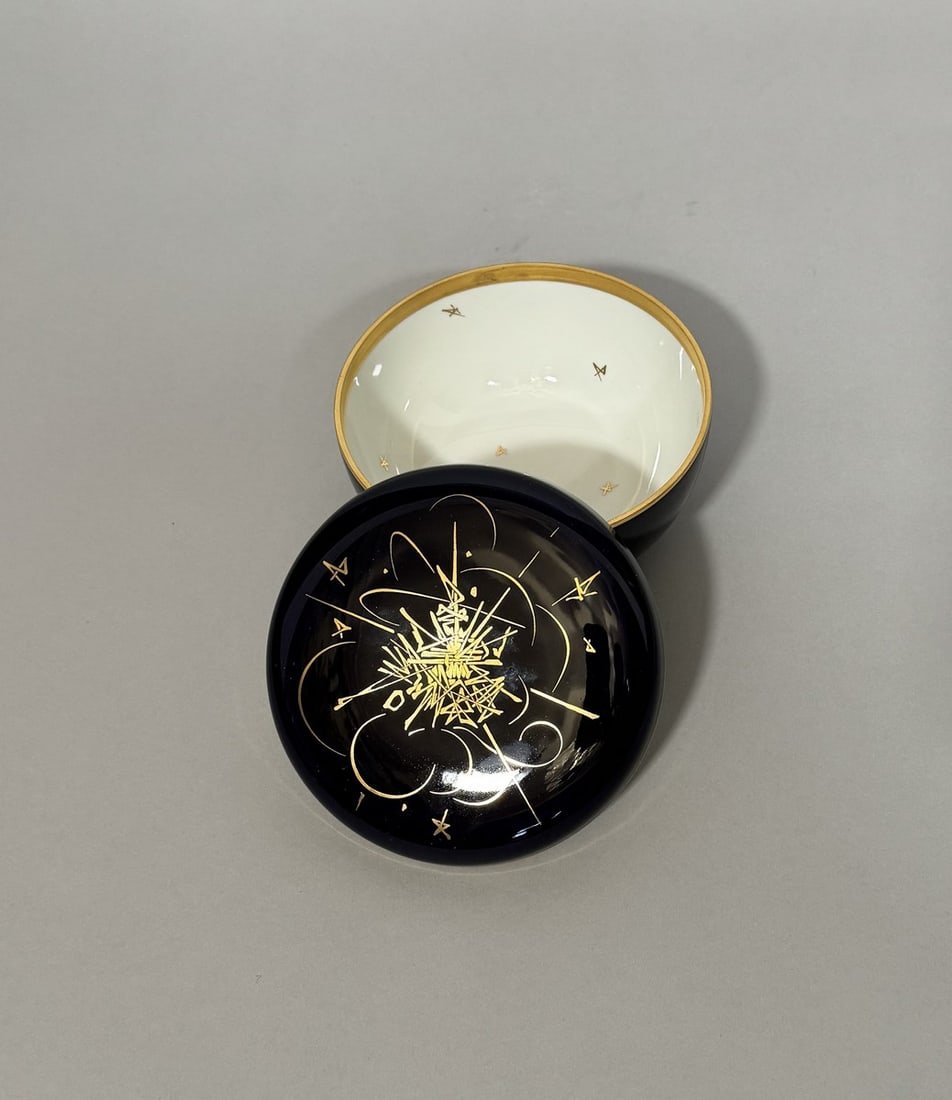 Georges MATHIEU (1921-2012).: Georges MATHIEU (1921-2012). Bonbonnière.1968. Une boîte en porcelaine bleue du service de Mantes. L'extérieur est orné d'un motif grand feu bleu profond connu sous le nom de "bleu