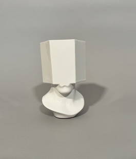Sacha SOSNO (1937-2013).: Sacha SOSNO (1937-2013). Tête hexagonale.2011. Céramique émaillée de Vallauris. Signée « Sosno ». Numérotée 5/8. Hauteur : 17 cm.