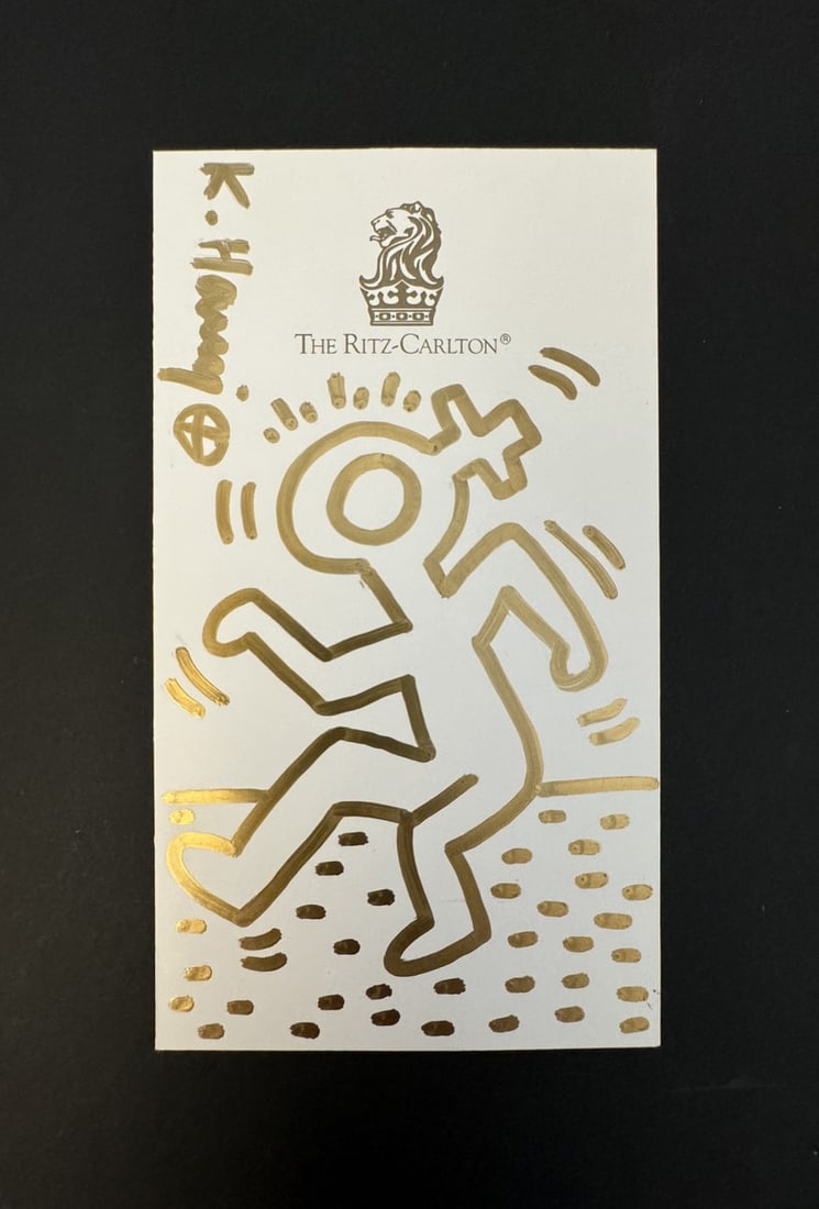 Keith HARING (1958-1990), Attribué à.: Keith HARING (1958-1990), Attribué à. Personnage Dessin à l’encre marqueur noir sur carton de l’Hôtel The Ritz-Carlton. 15,2 x 8,5 cm