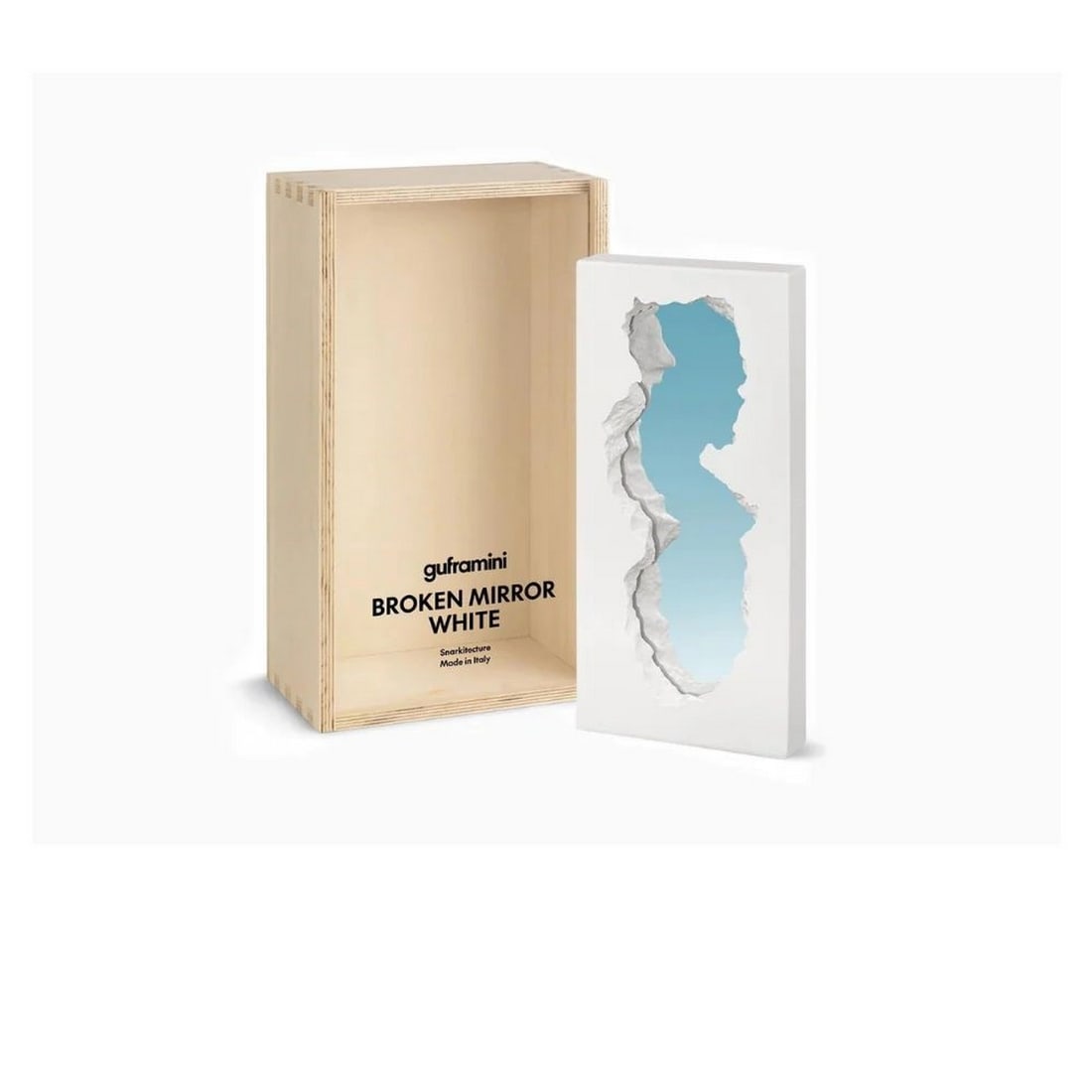 Daniel ARSHAM (Né en 1980) BROKEN MIRROR White, 2023.: Daniel ARSHAM (Né en 1980) BROKEN MIRROR White, 2023. Miroir en verre, cadre sculpté à la main en polyuréthane souple, revêtement Guflac 18 x 10 x 30 cm . Certificat – C