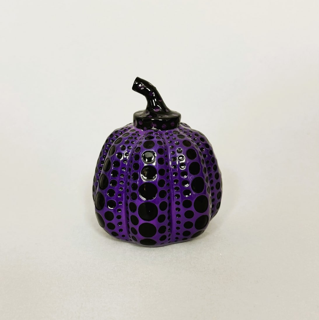 Yayoi KUSAMA (Né en 1929), D’Après  Pumpkin Black & Purple (1 of 1)