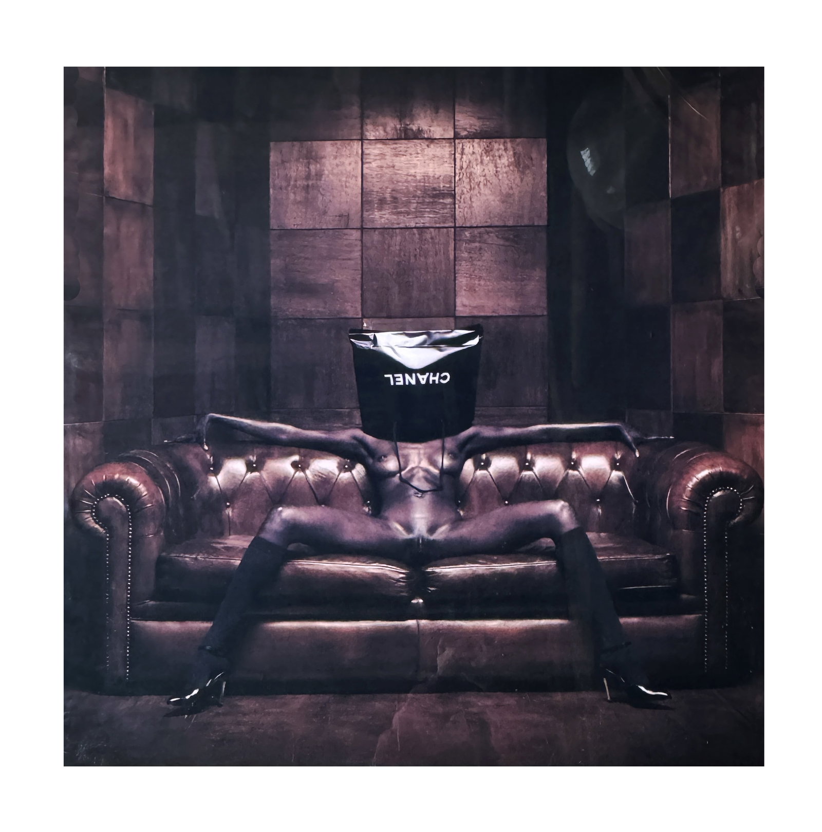 ERWIN OLAF (1959-2023) Fashion Victims, Chanel,2000.: ERWIN OLAF (1959-2023)Fashion Victims, Chanel,2000.C-Print sous Diasec, signé au dos.100 x 100 cm