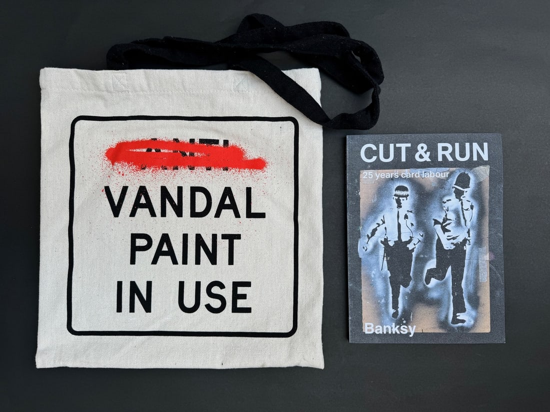 BANKSY (Né en 1974)  Livre et son Tote bag par BANKSY vendu lors de l’exposition Banksy, (1 of 1)