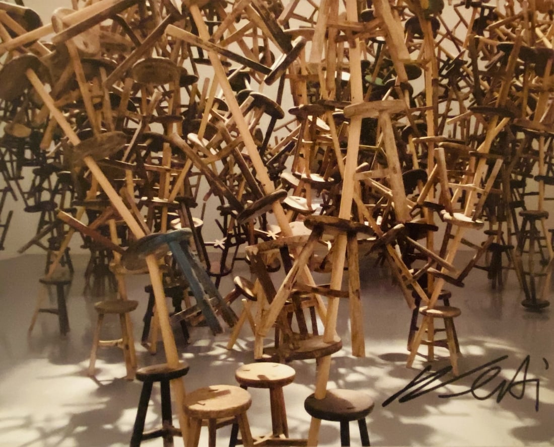 AI WEIWEI (Né en 1957): AI WEIWEI (Né en 1957)Sans titrePhotographie en couleur. Signée au feutre bleu en bas à droite par l’artiste. Accompagné d’un portait de l’artiste (15 x 10 cm).Di