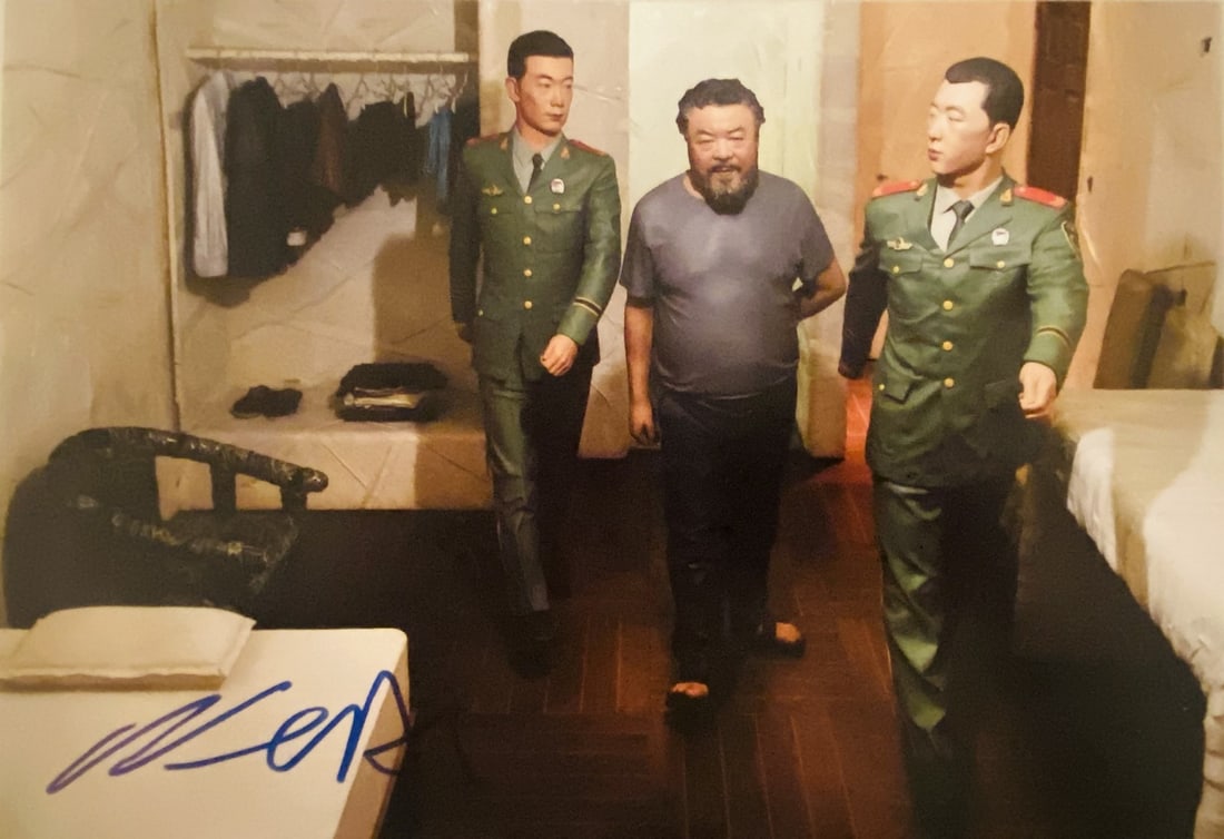 AI WEIWEI (Né en 1957): AI WEIWEI (Né en 1957)Sans titrePhotographie en couleur. Signée au feutre bleu en bas à gauche par l’artiste. Accompagné d’un portait de l’artiste (15 x 10 cm).Di