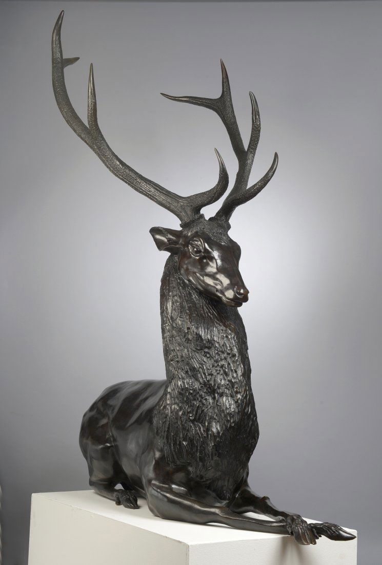 Janine JANET (1913-2000) Cerf couché, circa 1966 Bronze: Janine JANET (1913-2000) Cerf couché, circa 1966 Bronze patiné noir et doré, épreuve modèle.Signé, porte la mention ‘Epreuve modèle’ et le cachet de fondeur Clementi . Hauteur : 126 cm ;