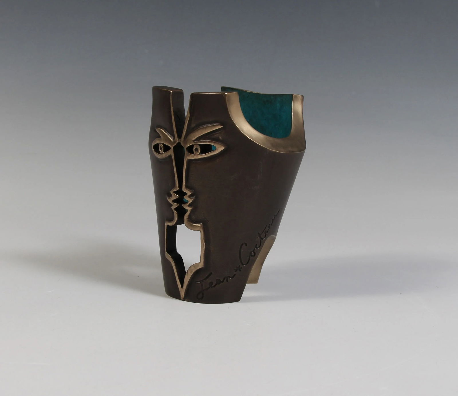 Jean COCTEAU (1889-1963) « Couple sur bleu ».: Jean COCTEAU (1889-1963) « Couple sur bleu ». Sculpture en bronze à patine brune mordorée et intérieur à patine bleue. Signée « Jean Cocteau » sur le devan