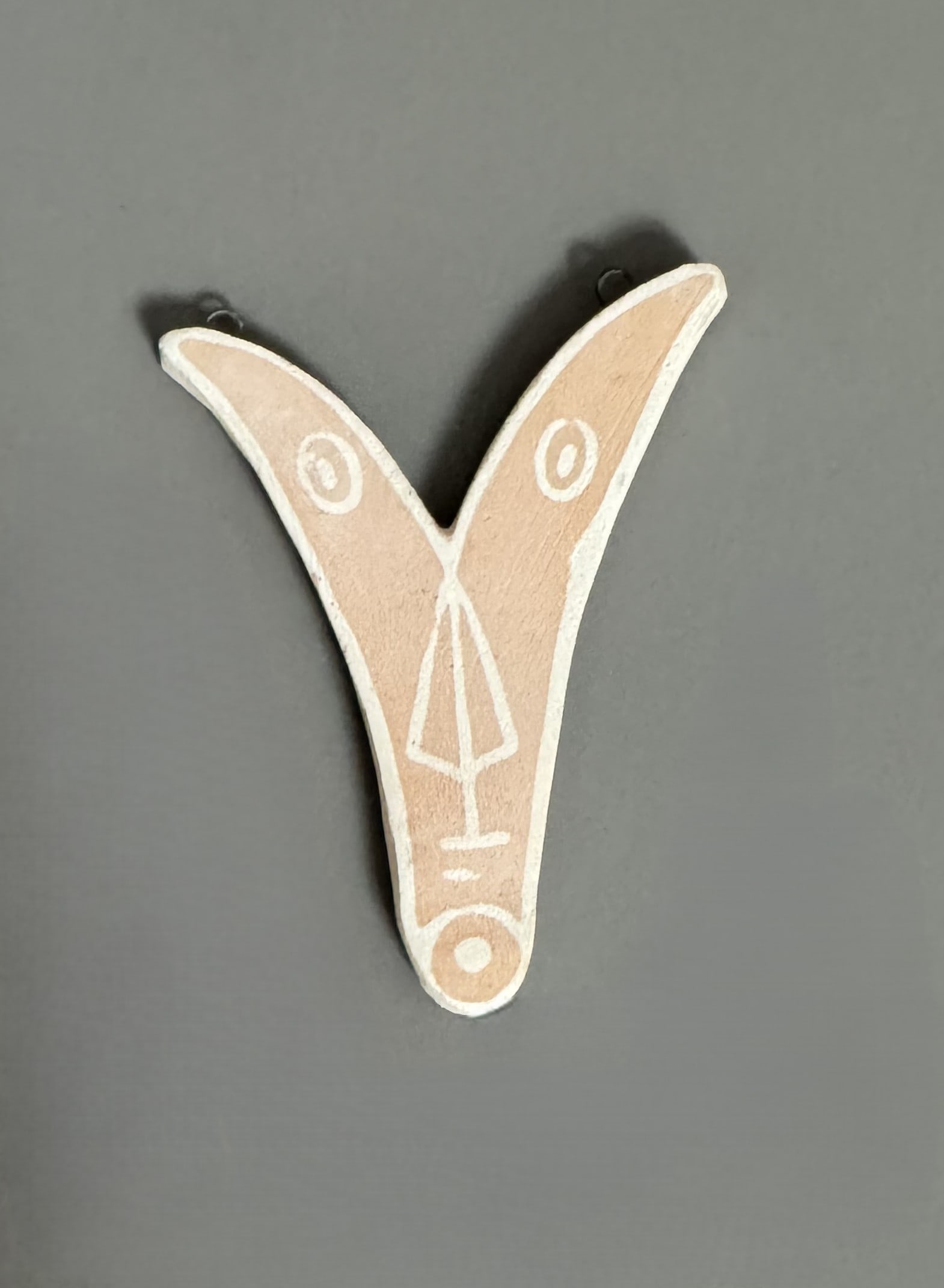 Jean COCTEAU (1958-1959) « Vé ». 1958. 3eme variante.: Jean COCTEAU (1958-1959) « Vé ». 1958. 3eme variante. Pendentif constitué d’une plaque découpée et incisée de céramique en terre blanche et rose, figurant