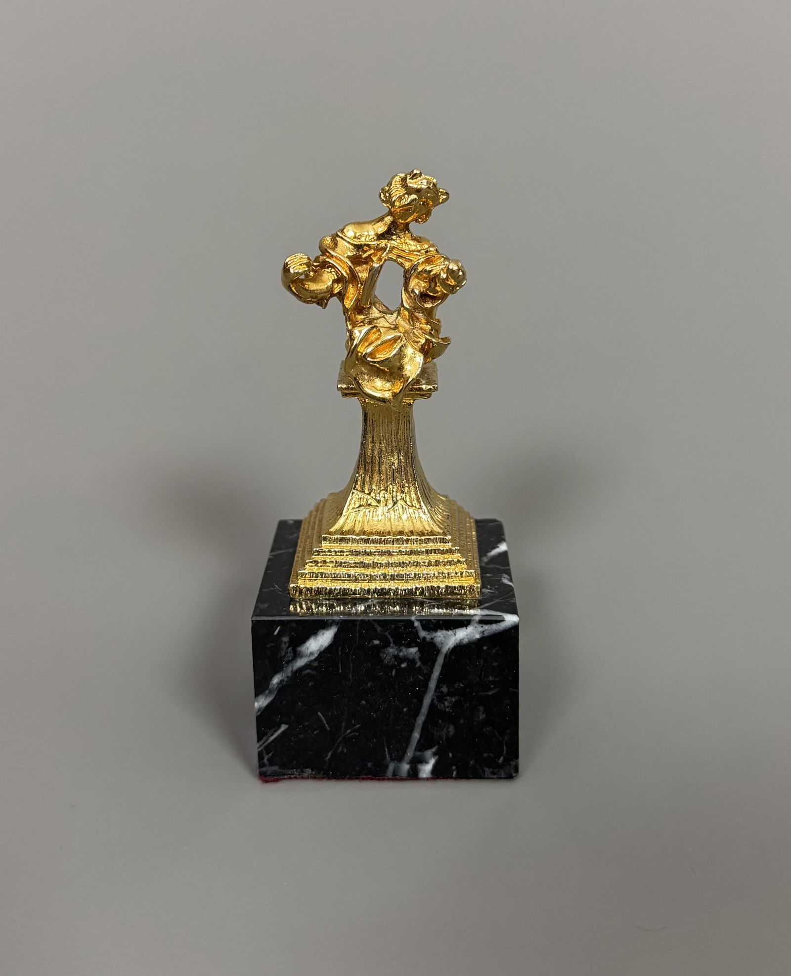 Salvador DALI (1904-1989) « Madonne de Port Lligat ».: Salvador DALI (1904-1989) « Madonne de Port Lligat ». Bronze doré à l’or fin sur socle marbre noir. Signé « Dali » au dos. Numéroté A-12/300 exemplai