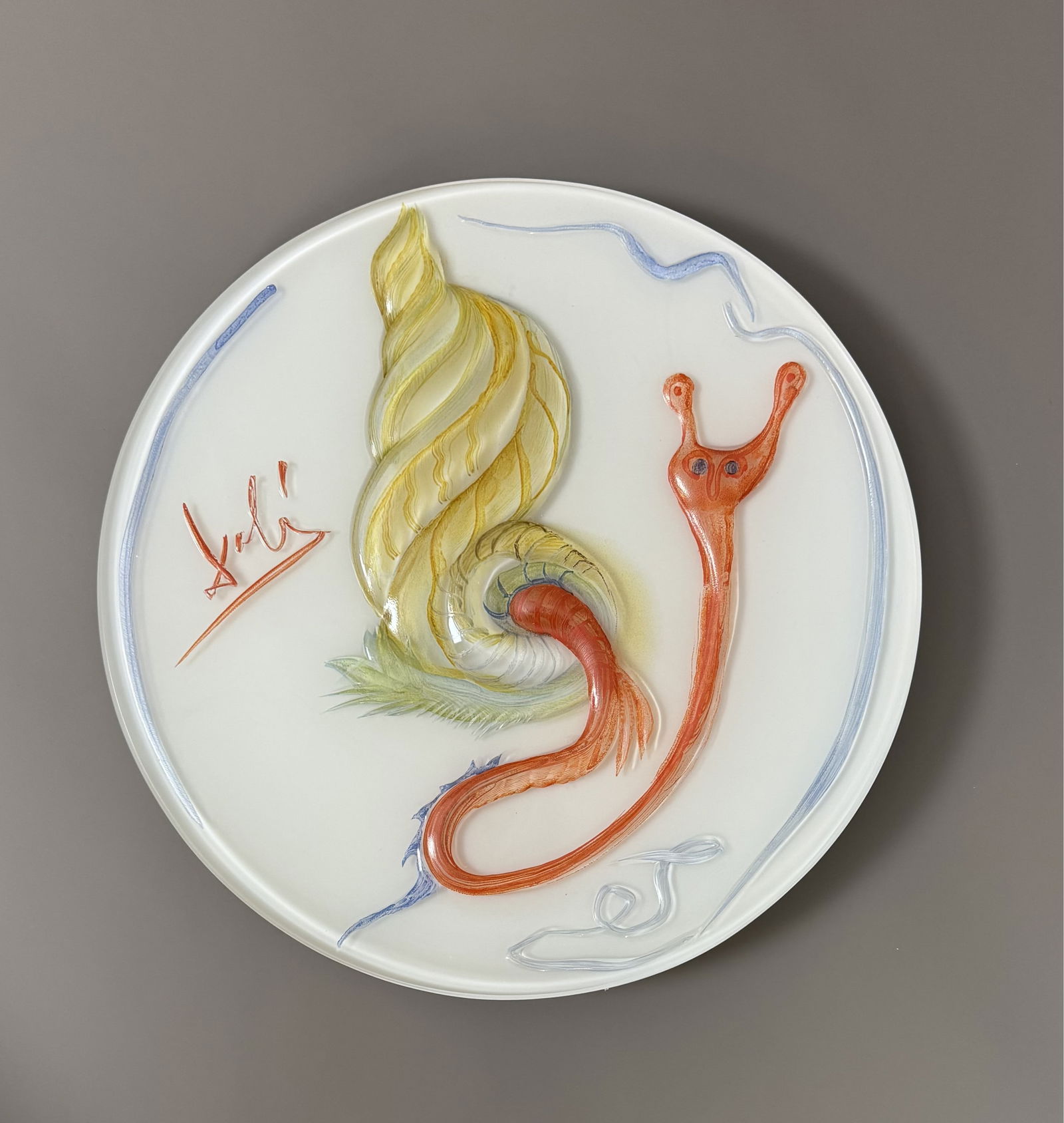 Salvador DALI (1904-1989) 1979. Coupelle en verre opaque blanc, doublage incolore à parois (1 of 3)