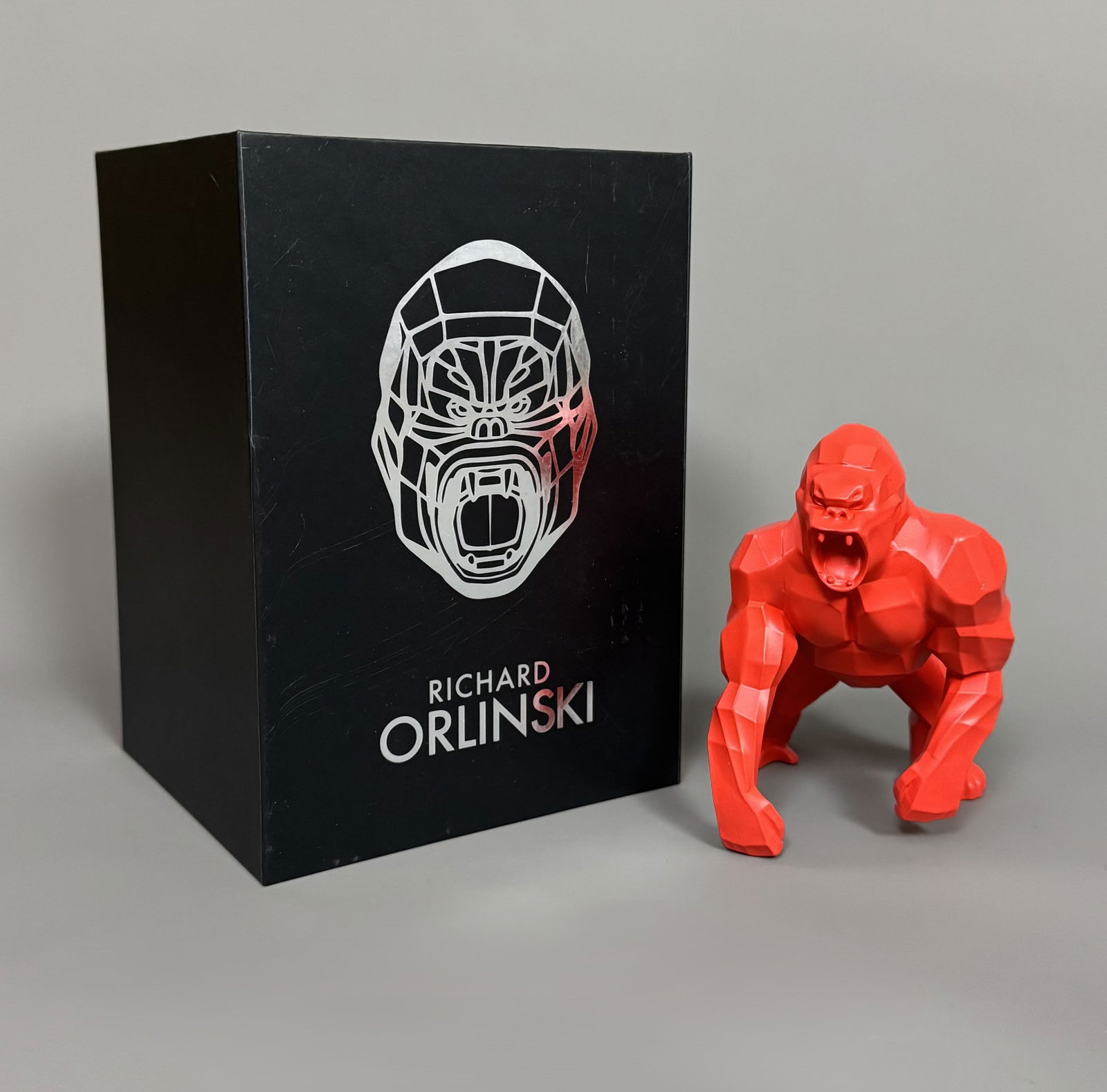 Richard ORLINSKI (né en 1966) Kong Origin rouge .2023.: Richard ORLINSKI (né en 1966) Kong Origin rouge .2023. Figurine en résine mate. Vendu avec son certificat et sa boîte d'origine 14 x 11 cm