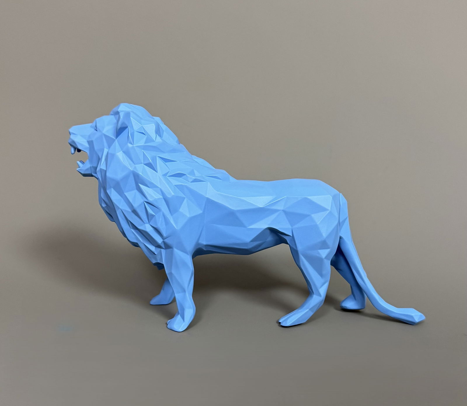 Richard ORLINSKI (né en 1966) Lion Mat Blue.: Richard ORLINSKI (né en 1966) Lion Mat Blue. Figurine en résine mate. Vendu avec son certificat et sa boîte d'origine Dimensions : 21 x 13 x 7cm