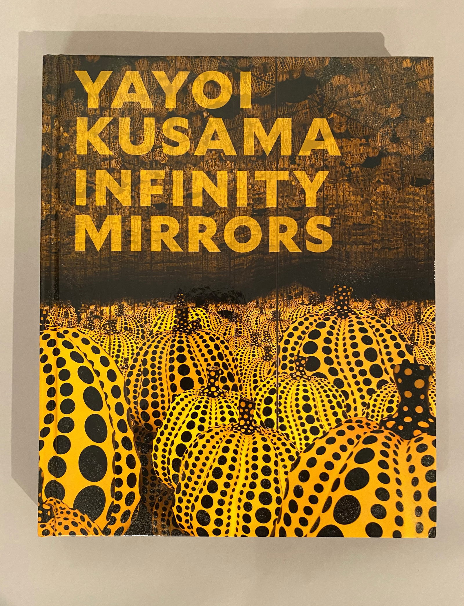 YAYOI KUSAMA - INFINITY MIRRORS. Ouvrage Kusama, Yayoi and Mika Yoshitake Edition (Couverture (1 of 3)