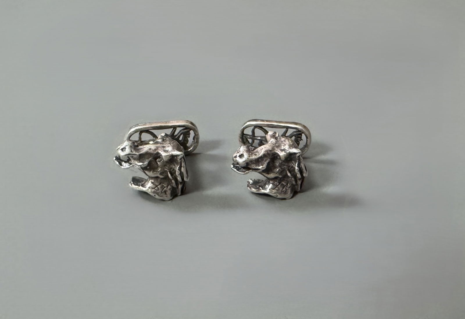 Salvador DALI (1904-1989) « Tête de cheval riant ».: Salvador DALI (1904-1989) « Tête de cheval riant ». Paire de boutons de manchettes en argent. Signé « Dali » sur le devant. Edition spéciale pour Diejasa, n°14P