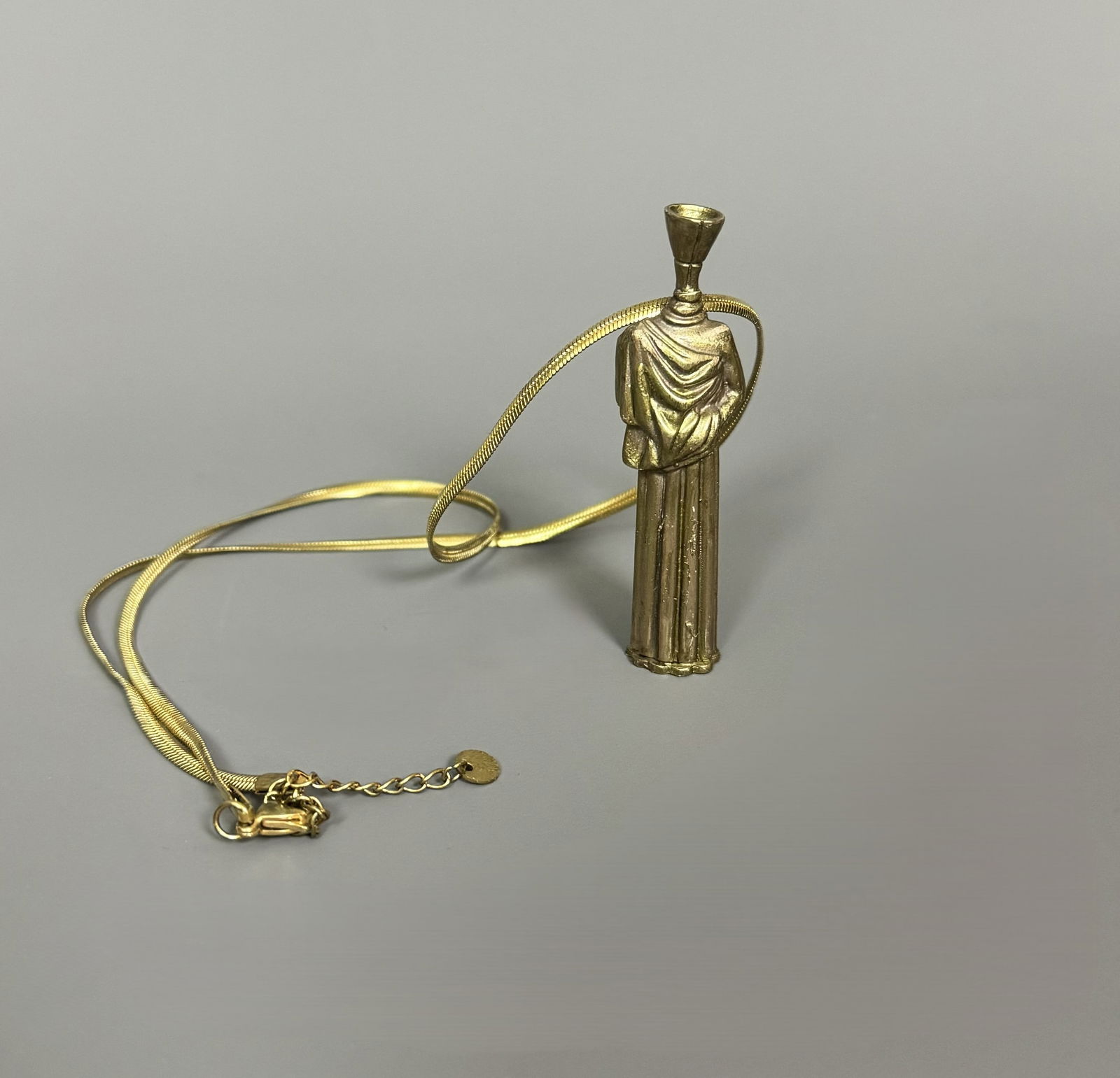 Giorgio DE CHIRICO (1888-1978). « Petite Muse ». Circa 1975.: Giorgio DE CHIRICO (1888-1978). « Petite Muse ». Circa 1975. Pendentif en bronze. Signé « G.De Chirico ». Numéroté « 3/250 ». Marqué « Artcurial