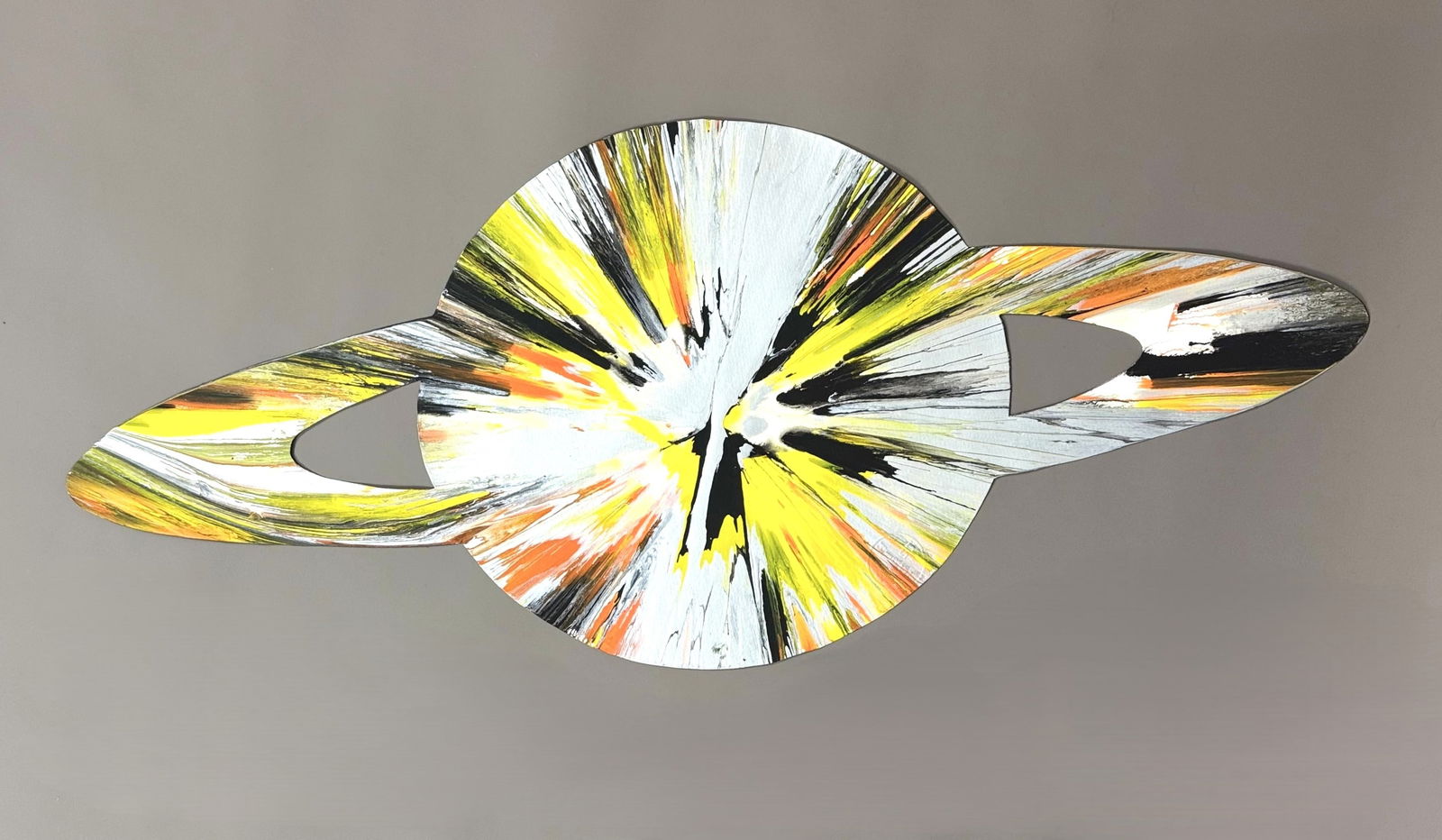 Damien HIRST (Né en 1965) « Saturn ».: Damien HIRST (Né en 1965) « Saturn ». Acrylique sur papier. Porte le timbre à sec « Hirst » Tampon au dos avec la mention « This painting was made by / to celebrate