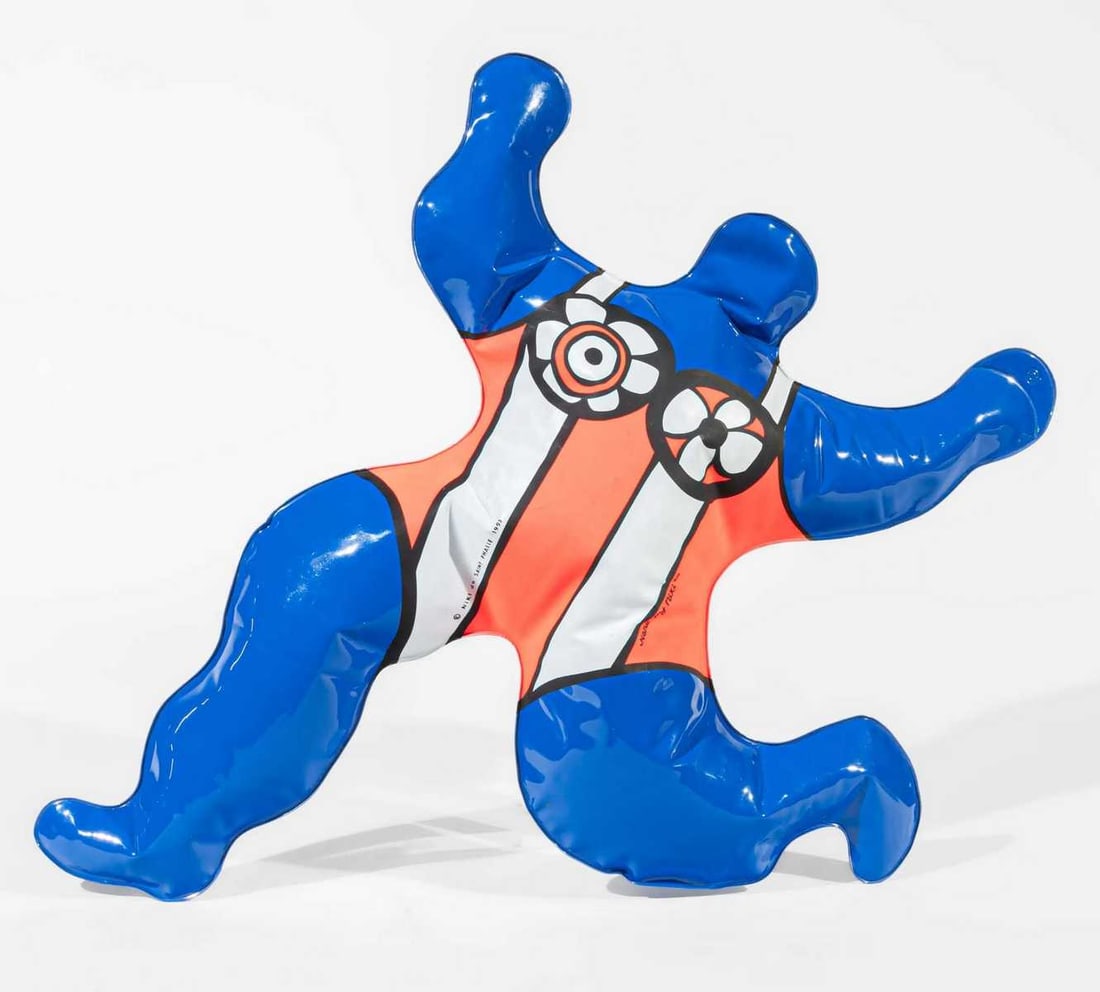 Niki de SAINT PHALLE (1930-2001). « Nana bleu ». 2022.: Niki de SAINT PHALLE (1930-2001). « Nana bleu ». 2022. Sculpture en plastique gonflable. Édition Il Giardino dei Tarocchi. Signée (sur la planche) en bas au milieu. Indiquée N