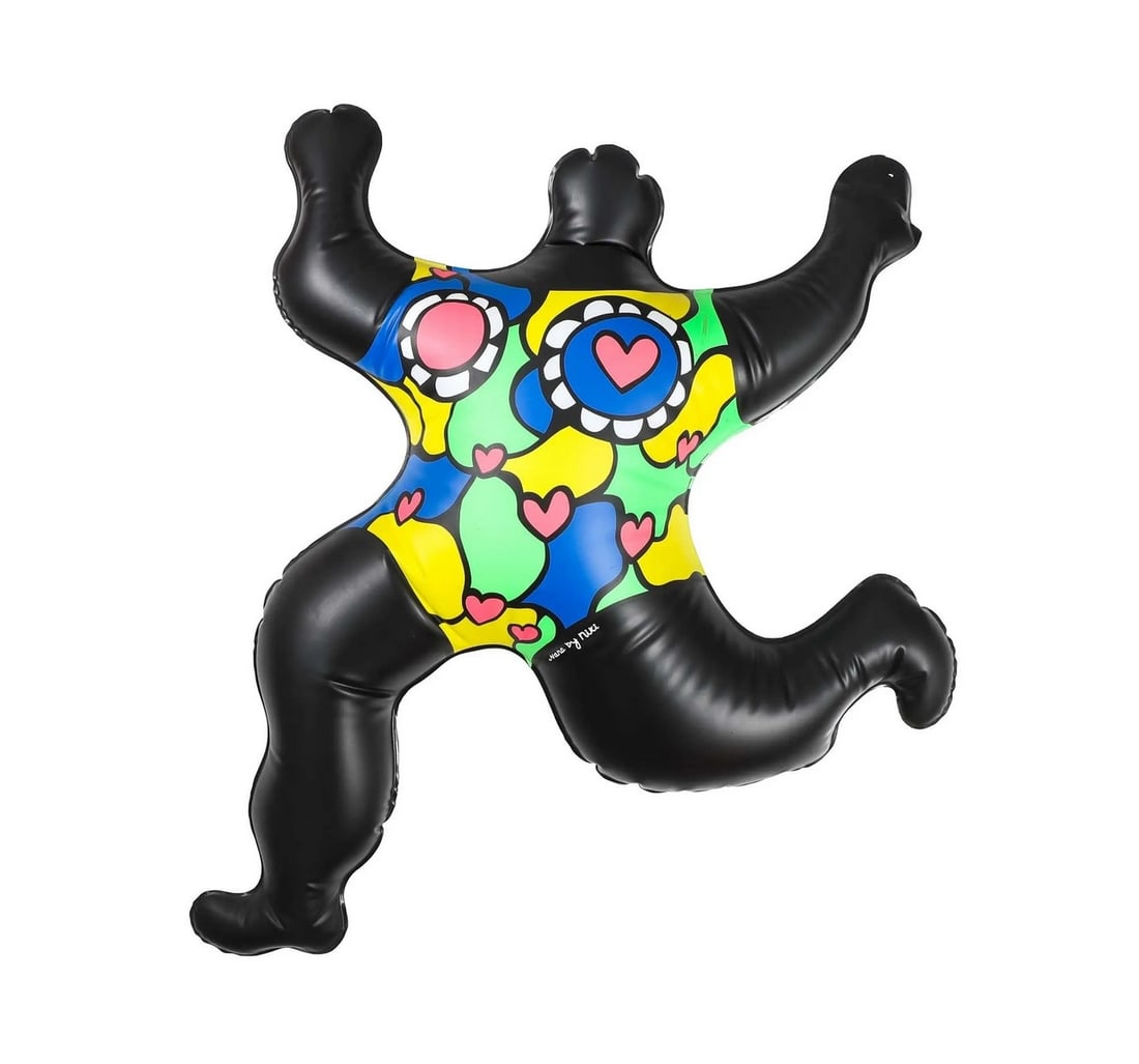 Niki de SAINT PHALLE (1930-2001). « Nana noire ». 2021.: Niki de SAINT PHALLE (1930-2001). « Nana noire ». 2021. Sculpture en plastique gonflable. Édition Il Giardino dei Tarocchi. Signée (sur la planche) en bas au milieu. Indiquée