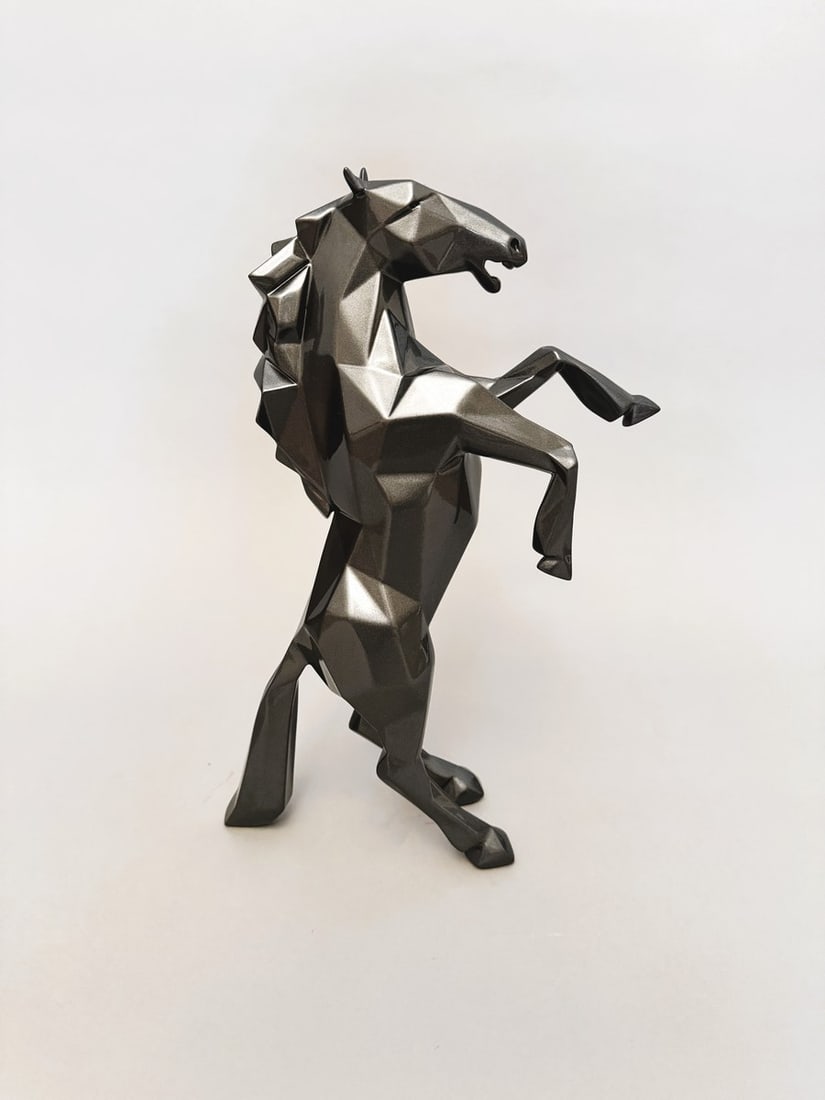 Richard ORLINSKI (Born in 1966) Black Horse.: Richard ORLINSKI (Born in 1966) Black Horse.Faceted sculpture in matte black polyresin. Signed and numbered, edition of 50 copies.Height: 40 cm; Depth: approximately 9 cm.A certificate from the artist