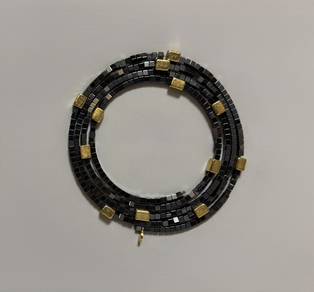 CHRISTIAN DIOR. Collier ras du cou en perles d’hématites et perles dorées (1 of 1)