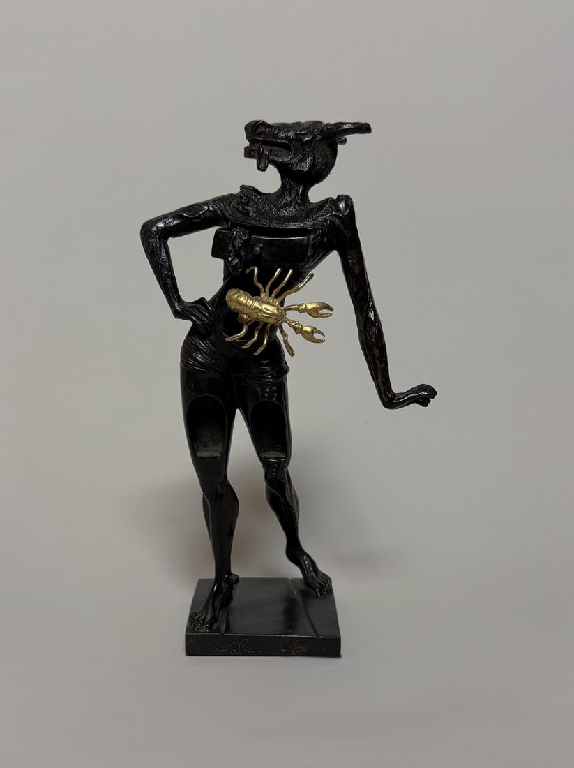 Salvador DALI (1904-1989) « Minotaure ».: Salvador DALI (1904-1989) « Minotaure ». Sculpture en bronze à patine noir et dorure sur le homard. Signée « Salvador Dali » sur la base devant. Numérotée 220/3
