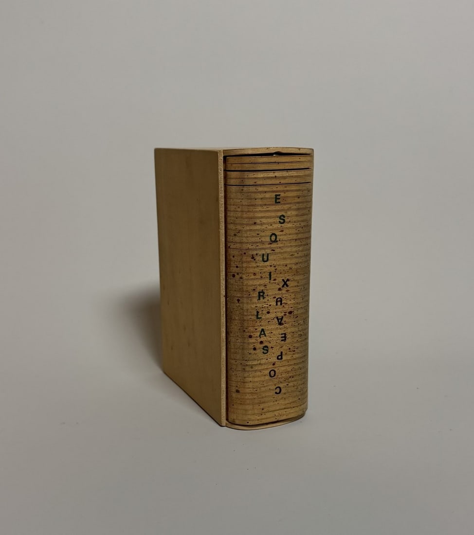 JACK VANARSKY (1936-2009) et SAUL YURKIEVICH. Copeaux,1993.: JACK VANARSKY (1936-2009) et SAUL YURKIEVICH. Copeaux,1993. Livre-Objet en bois de peuplier par Serio, ébéniste à Paris et imprimé sur les presses de Jean Hoffer, signé et num