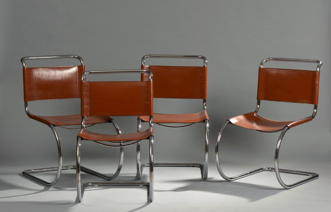 D’après MIES VAN DER ROHE Ludwig (1886-1969) Lot de 4: D’après MIES VAN DER ROHE Ludwig (1886-1969) Lot de 4 chaises, structure composée d'un tube d'acier sans soudure finition chrome avec une assise en croupon de cuir marron. Long.: 49 cm - Prof.: 69