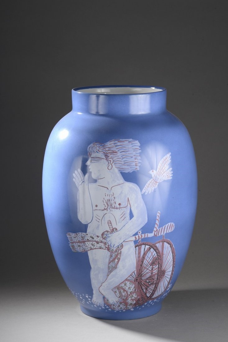 Alexandre FASSIANOS (N en 1935) , cole grecque: Alexandre FASSIANOS (N en 1935) , cole grecque L'homme la bicyclette Vase en porcelaine vernisse bleu Pice dite 8 exemplaires par la maison Bernardaud. Signe sous la base Hauteur : 65 cm
