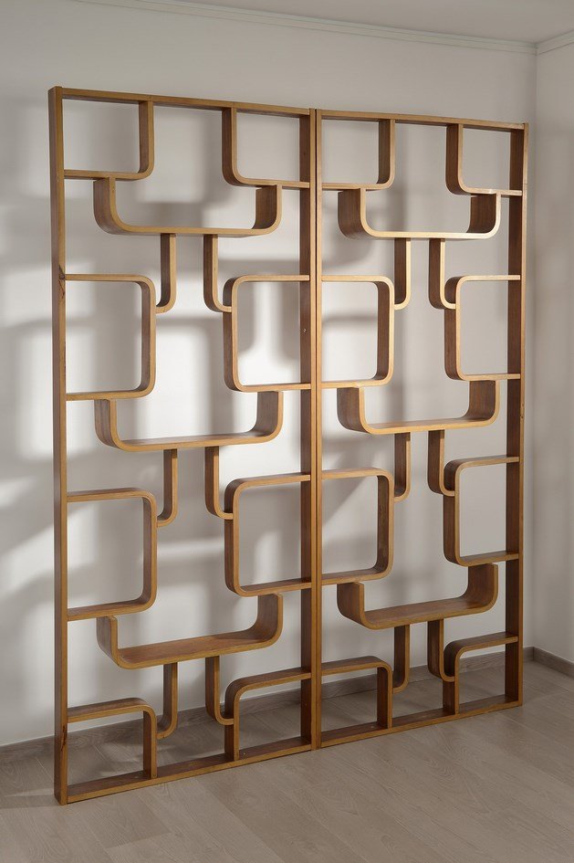 Jindrich HALABALA (1903-1978): Jindrich HALABALA (1903-1978)Drevopodnik Holesav : Claustra design vers 1960 .Deux cloisons formant étagères en lamelles de bois thermoformées plaqués bouleau.Haut.: 227 cm - Long.: 90 cm chaque (