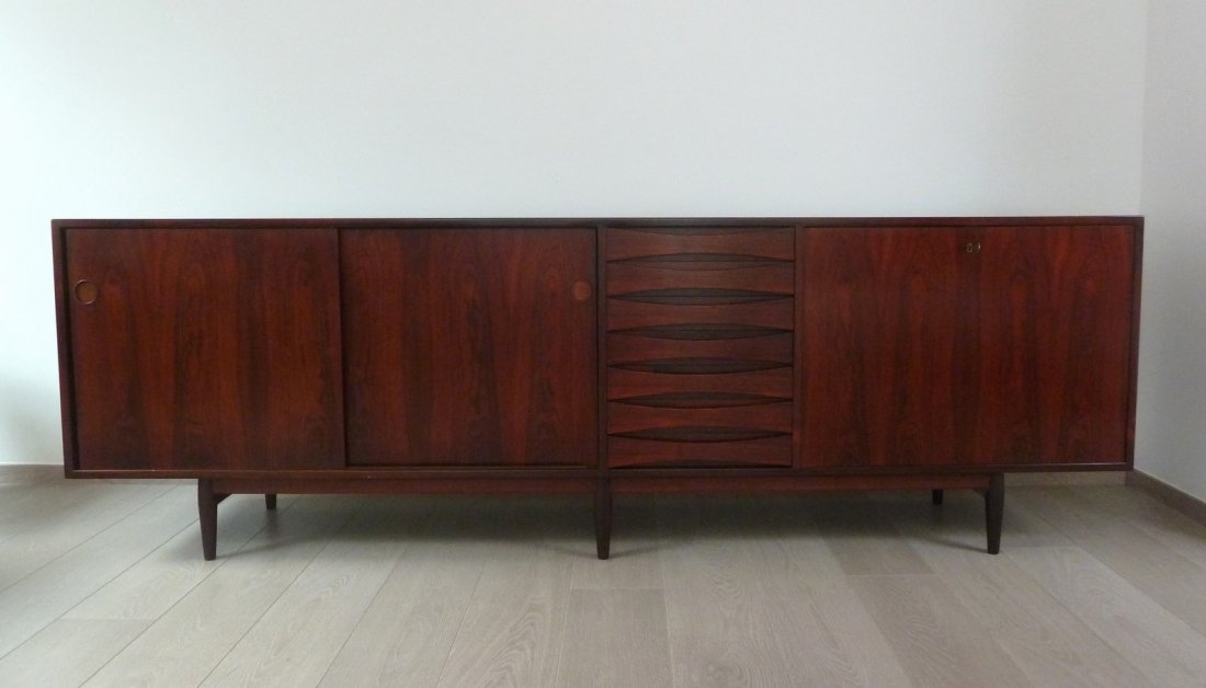 ARNE VODDER (1926-2009) - édition SIBAST DANEMARK -: ARNE VODDER (1926-2009) - édition SIBAST DANEMARK - vers 1965 Enfilade en bois naturel de palissandre et placage de palissandre toutes faces, à deux portes coulissantes, sept tiroirs et un abattant