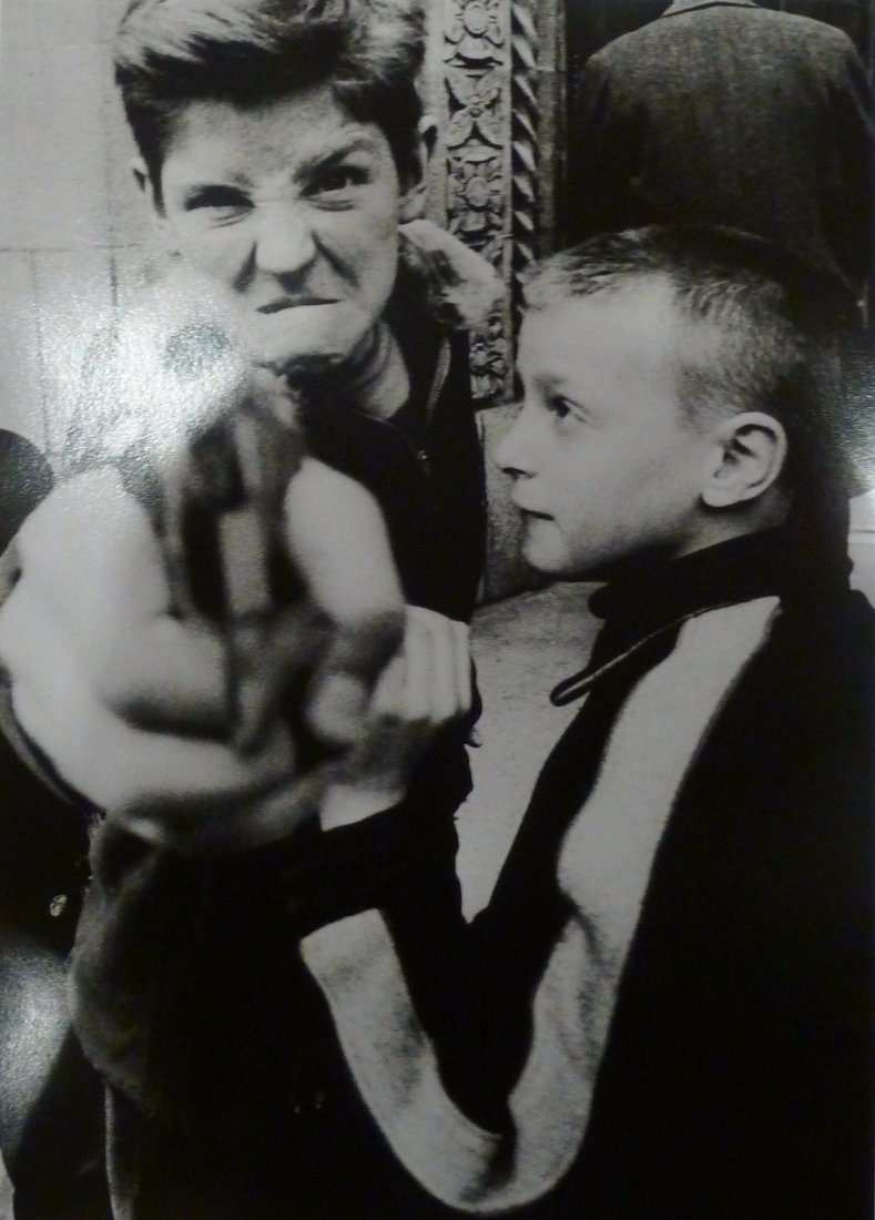 William KLEIN (Né en 1928, New York City) "Gun 1, New: William KLEIN (Né en 1928, New York City) "Gun 1, New York, 1955" Tirage argentique Signé, titré et datée 1955 au dos 46,2 x 32 6 cm (taille de l'image) 50, 5 x 40, 5 cm (taille de la feuille)