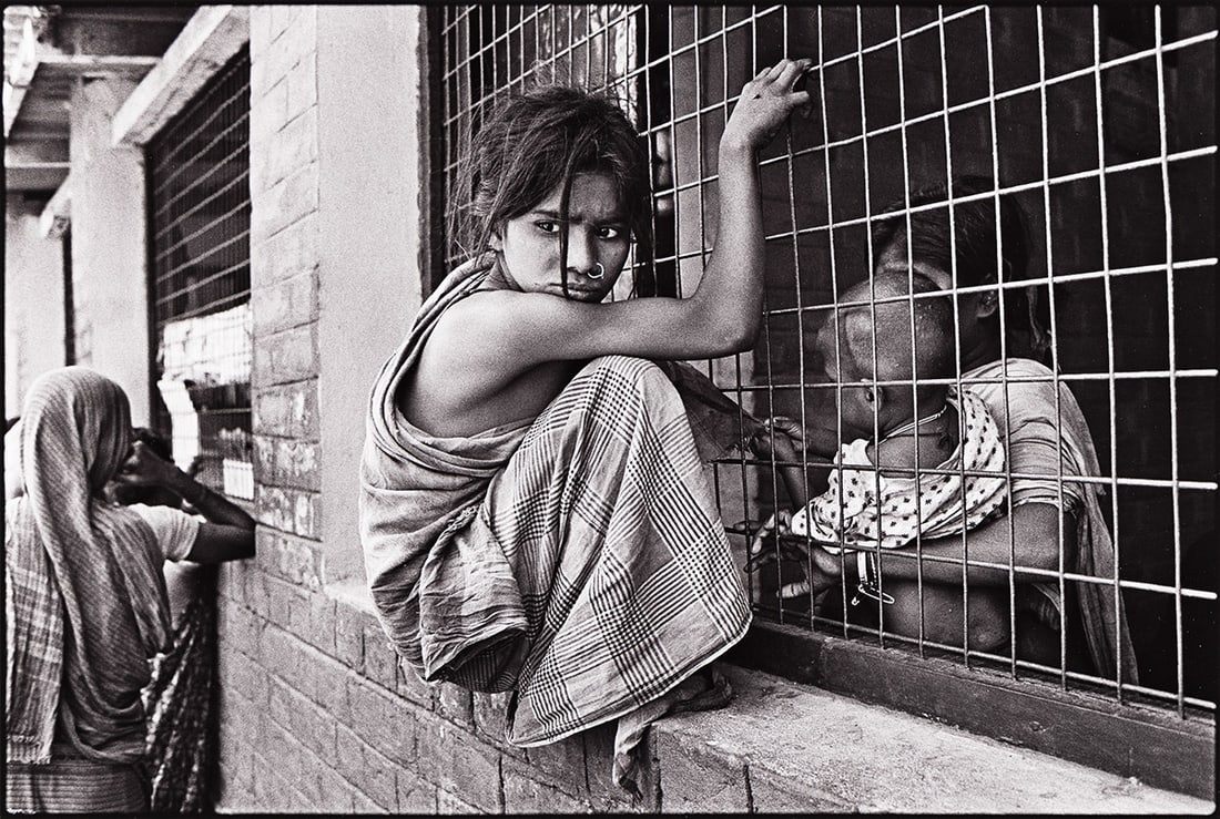 MARY ELLEN MARK (1940-2015) Calcutta.: MARY ELLEN MARK (1940-2015) Calcutta. Silver print, the image measuring 8¾x13 inches (22.2x33 cm.), the sheet 11x14 inches (27.9x35.6 cm.), with Mark's signature, title, and negative date in penc