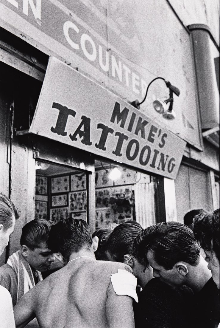 BRUCE DAVIDSON. Brooklyn Gang.: BRUCE DAVIDSON. Brooklyn Gang. Illustrated with reproductions of Davidson's gritty photographs taken of a gang in Brooklyn during the 1950s. Large 4to, yellow-lettered black cloth; photo-pictorial dus