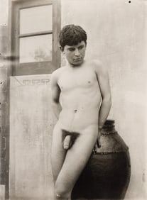 Wilhem von Gloeden, Ragazzo nudo appoggiato a giara. Circa 1890; printed circa 1900.