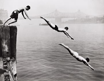 Arthur Leipzig. Divers, East River. 1948; printed 1980s.
