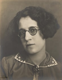 Tina Modotti. Portrait of the Mexican artist Lola Cueto (1897-1978). Circa 1927.