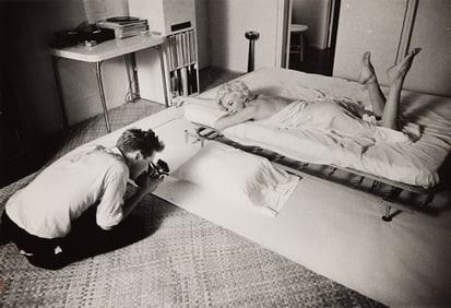 Douglas Kirkland. Photographing Marilyn Monroe on a white bed. November 1, 1961.
