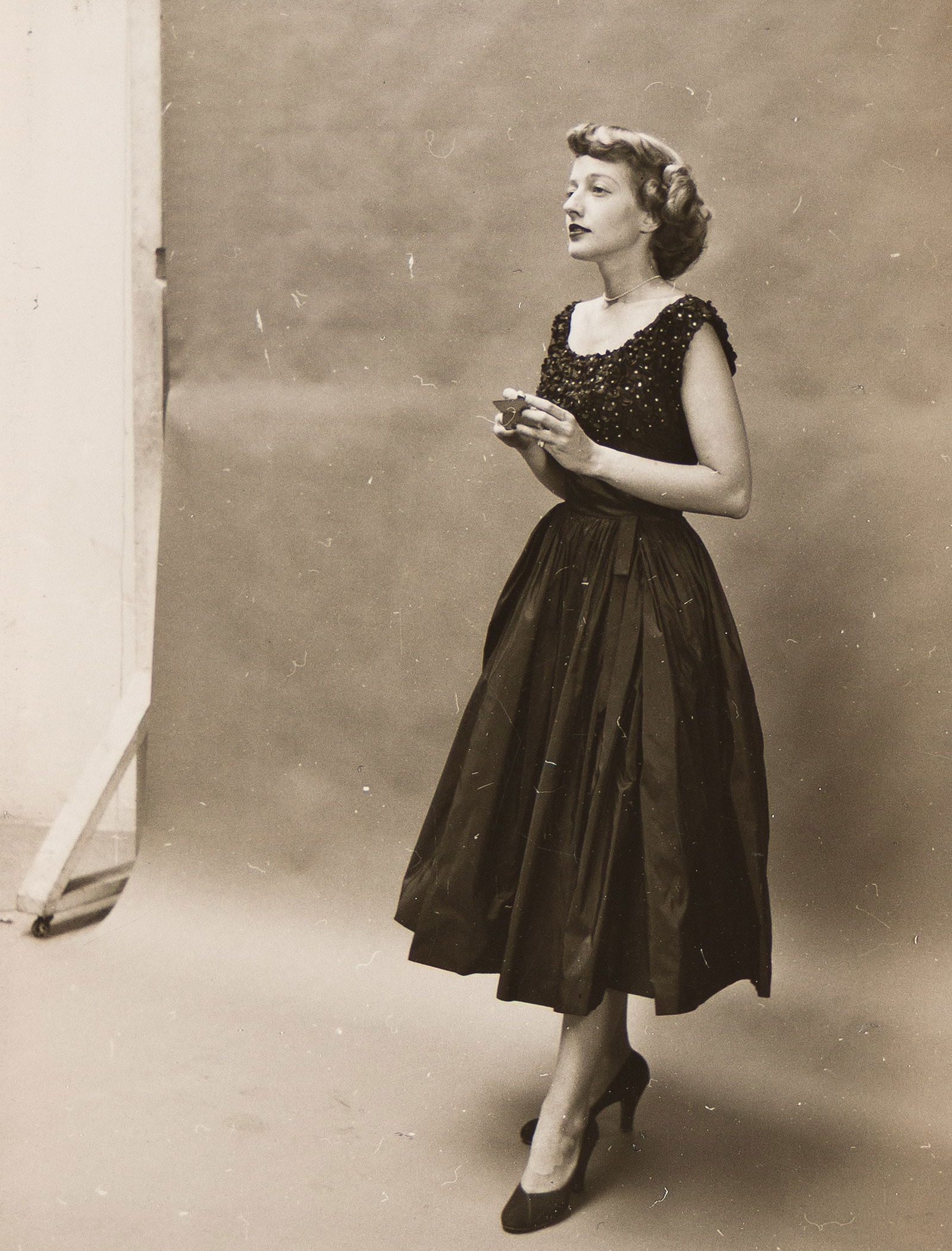 Richard Avedon. A pair of fashion portraits. 1940s. (1 of 2)