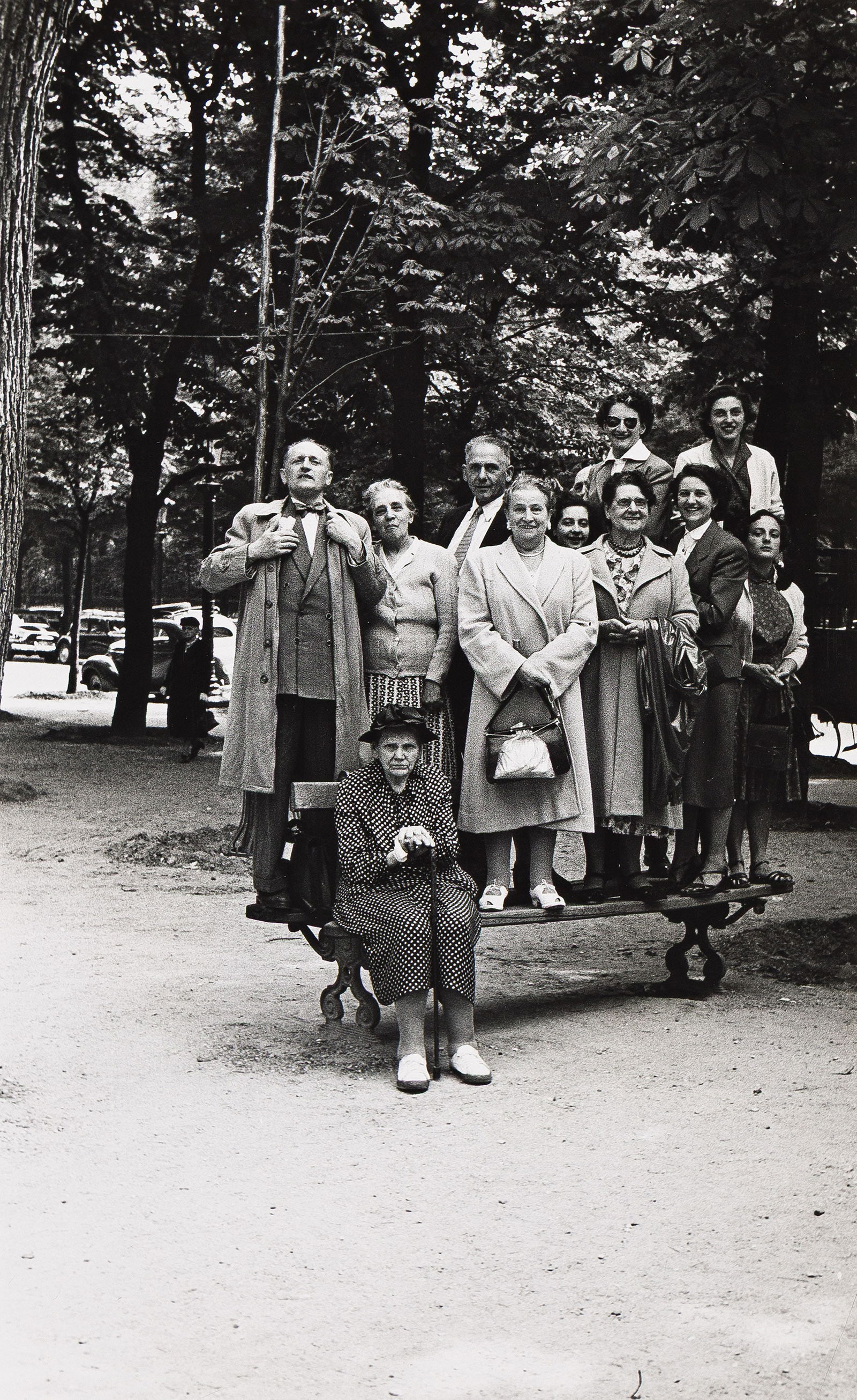Elliott Erwitt. Crowd standing on a bench, Paris. 1951. (1 of 1)