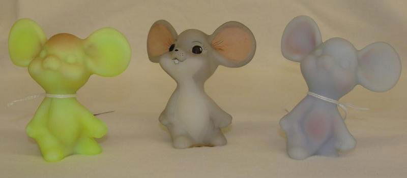 3pc Fenton Art Glass: Mice; Pale Blue, Amethyst/Pink & : 3pc Fenton Art Glass: Mice; Pale Blue, Amethyst/Pink & Burmese. Auction Estimate $40-60.