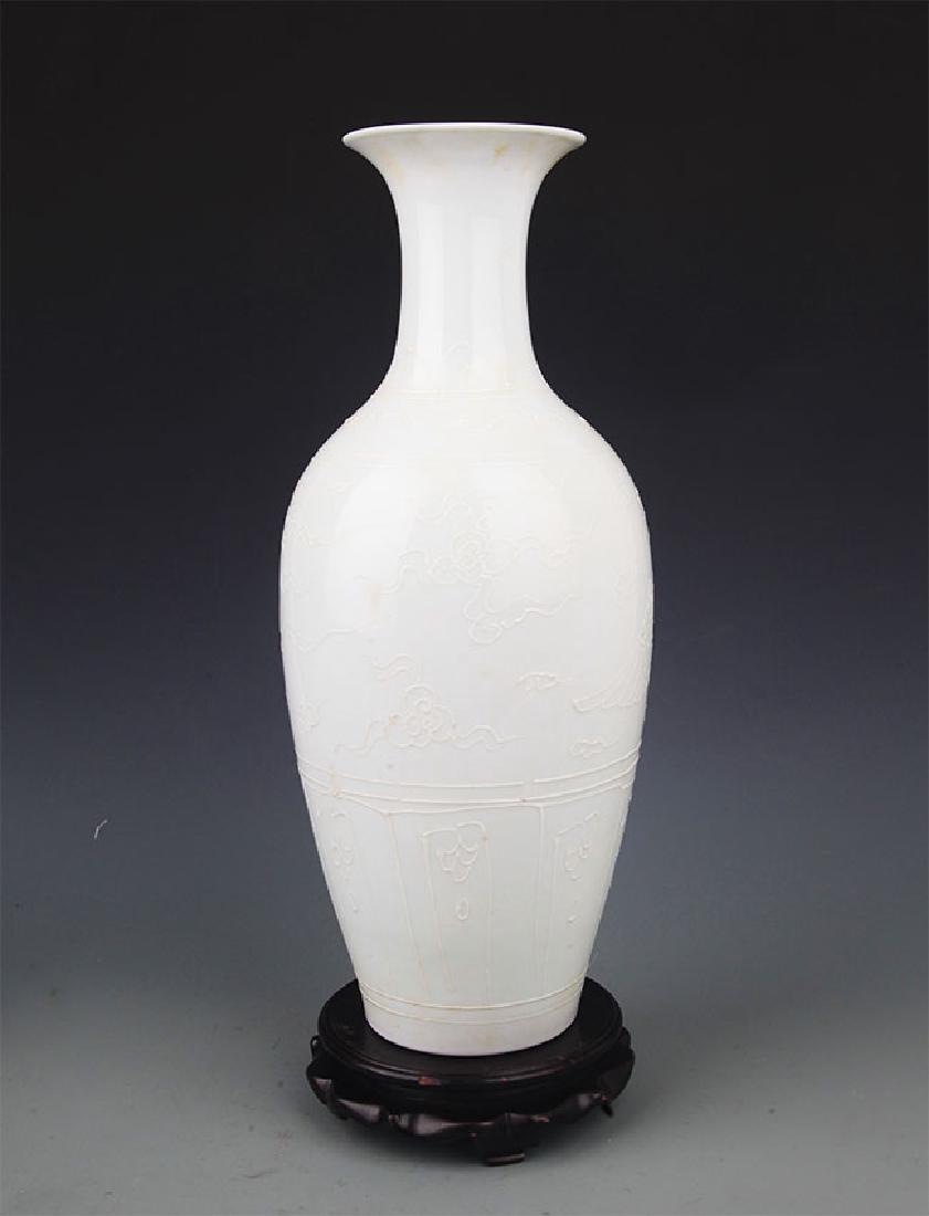 A WHITE GLAZED PORCELAIN BOTTLE, "DING YAO": Ming Dynasty, High: 14.5inch x Diameter:3.75 inch