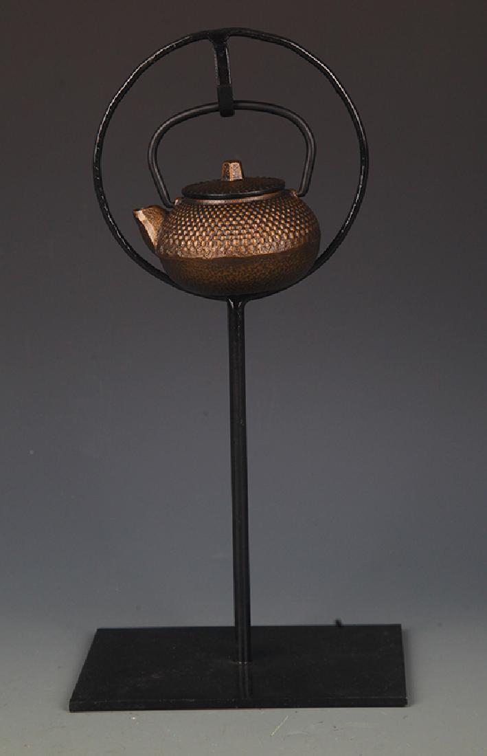 A FINE SMALL JAPANESE CAST IRON TEA POT (1 of 6)