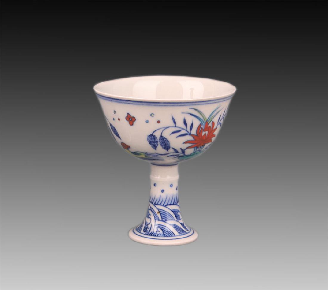 A HIGH FOOT FAMILLE-ROSE CUP: Ming Dynasty, High: 3.5 inch; Diameter:3.0 inch